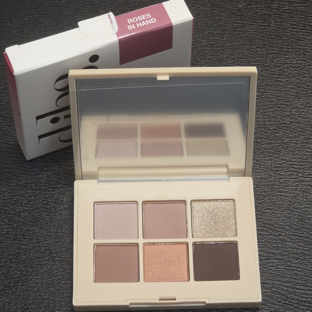 Dibs Elevated Palm Eyeshadow Palette in Roses in Hand